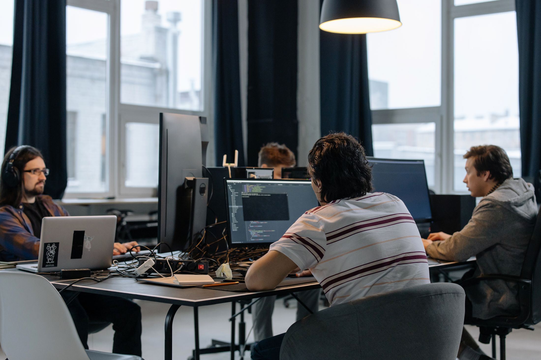 Equipo de desarrolladores programando en una oficina