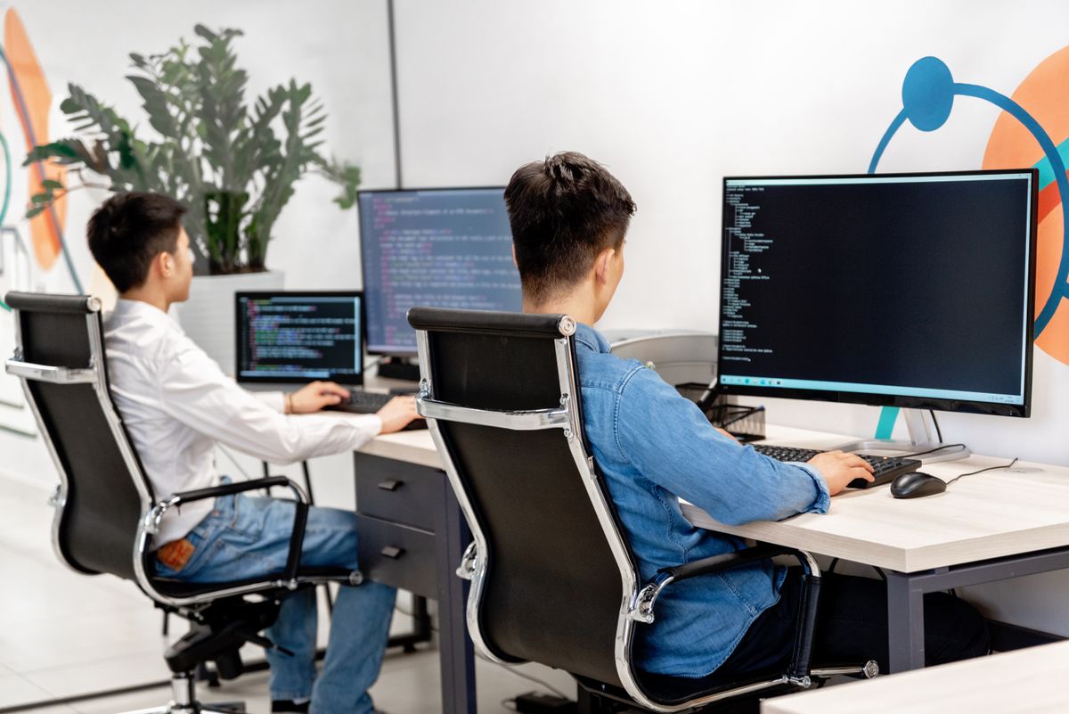 Dos personas programando en una oficina