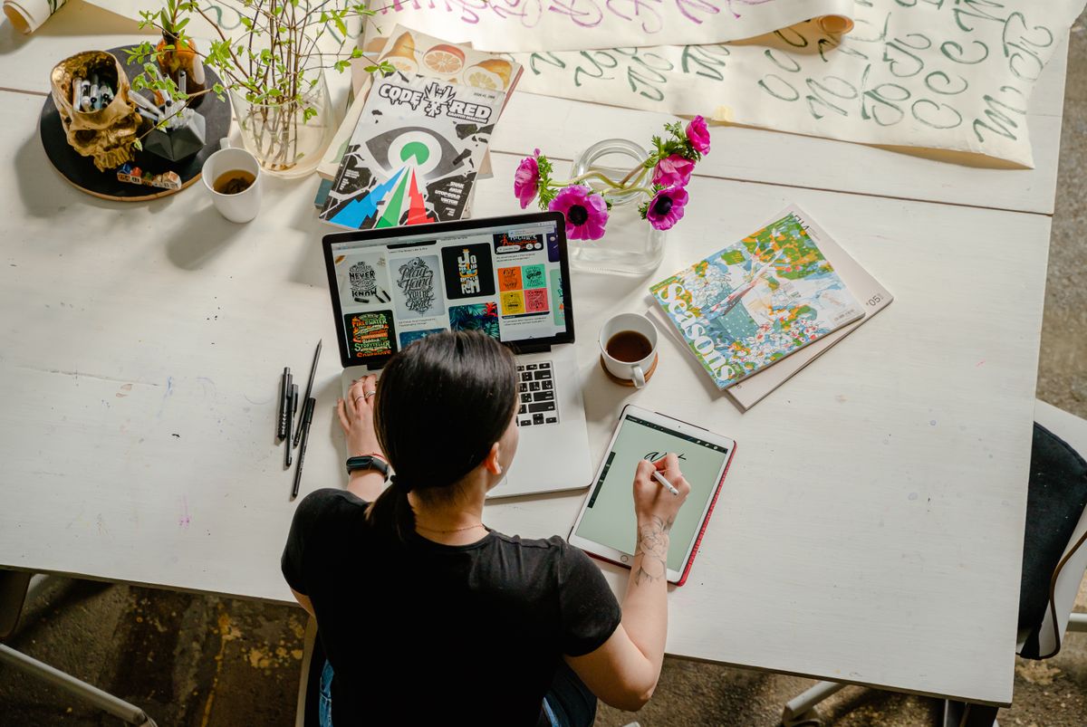 Diseñadora trabajando con tableta gráfica
