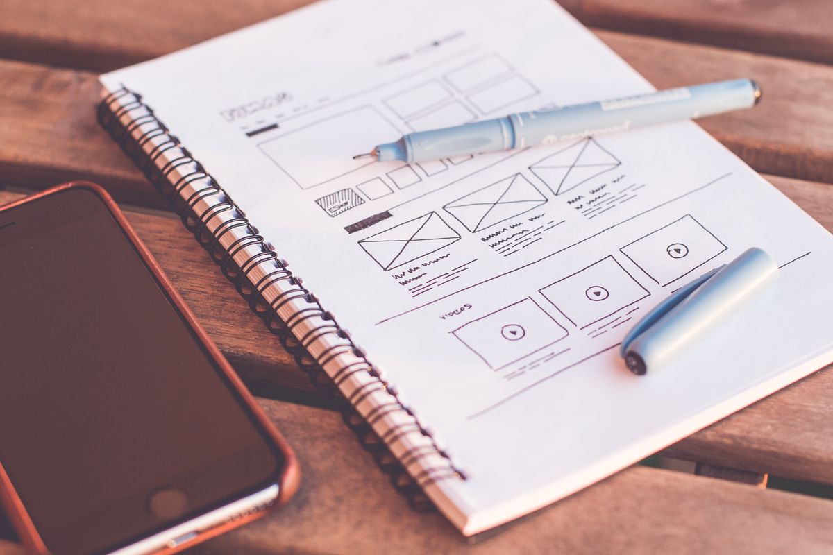 Bocetos de wireframe en un cuaderno